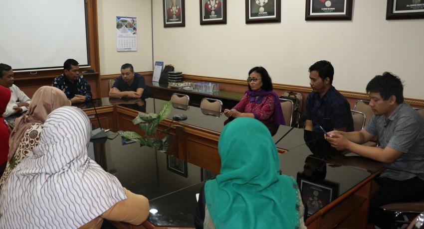 JURUSAN ILMU KOMUNIKASI SELENGGARAKAN KEGIATAN VISITING PROFESOR Jurusan Ilmu Komunikasi (Ilkom) Fakultas Ilmu Sosial Universitas Negeri Yogyakarta (FIS UNY) selenggarakan kegiatan visiting professor dengan menghadirkan dosen Fakulti Sains Sosial dan Kemanusiaan (FSSK) Universiti Kebangsaan Malaysia (UKM), Dr. Mohd. Noor Shahizan Ali. Mengawali kegiatan visiting professor, Jurusan Ilmu Komunikasi menggelar diskusi pada hari Selasa (2/4/2019) di Ruang Sidang Dekan FIS UNY. Diskusi dihadiri oleh Dekan, Ketua 