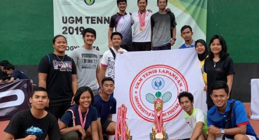 KERJA SAMA DAN TOTALITAS BERTANDING HANTARKAN TIM TENIS UNY JUARA UMUM