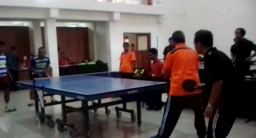 LOMBA TENIS MEJA, JADI AJANG DOSEN, KARYAWAN UNY SALING PERERAT KEKOMPAKAN 