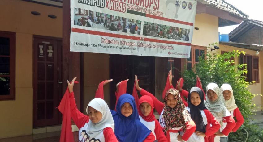 MAHASISWA UNY BERSAMA KOMUNITAS KIRAB CEGAH KORUPSI SEJAK DINI DI KAMPUNG ANTIKORUPSI