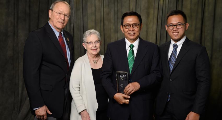 MENGANUGRAHKAN DISTINGUISHED INTERNATIONAL ALUMNI AWARD UNTUK PROF. SUYANTO
