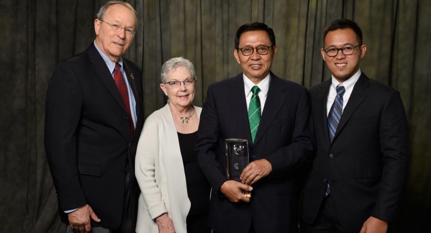 MENGANUGRAHKAN DISTINGUISHED INTERNATIONAL ALUMNI AWARD UNTUK PROF. SUYANTO