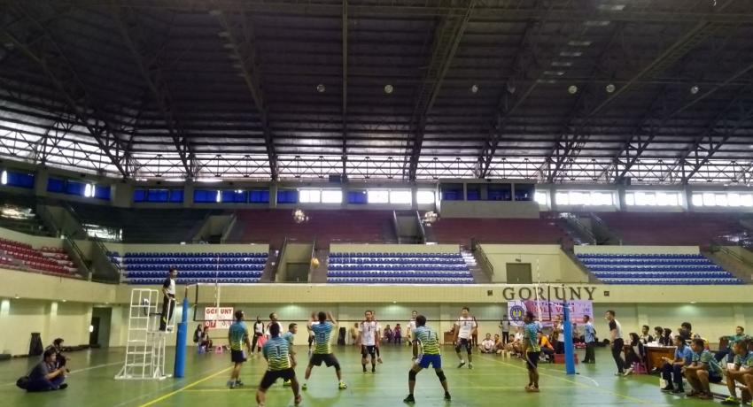 PERTANDINGAN BOLA VOLI DOSEN-KARYAWAN SEMARAKKAN DIES NATALIS UNY KE-55