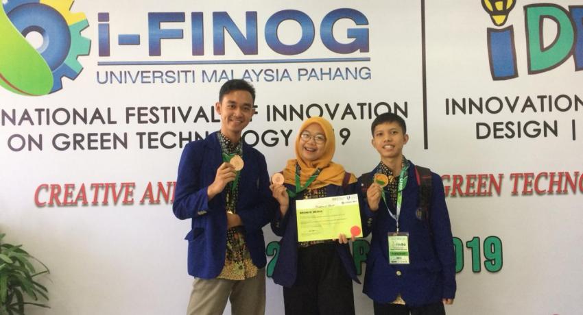 TIM MAHASISWA UNY RAIH MEDALI PERUNGGU DI AJANG INTERNATIONAL FESTIVAL OF INNOVATION OF GREEN TECHNOLOGY (I-FINOG) UMP 