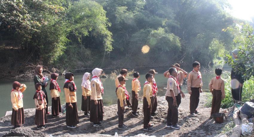  UBAH POLA PIKIR ANAK TENTANG SAMPAH MELALUI PROGRAM LITERASI LINGKUNGAN