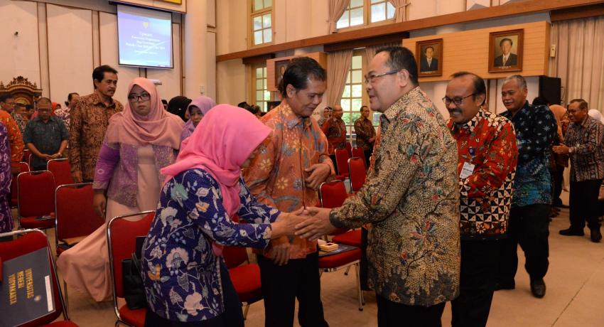 UNY BERKEMBANG KARENA JASA PURNAKARYA