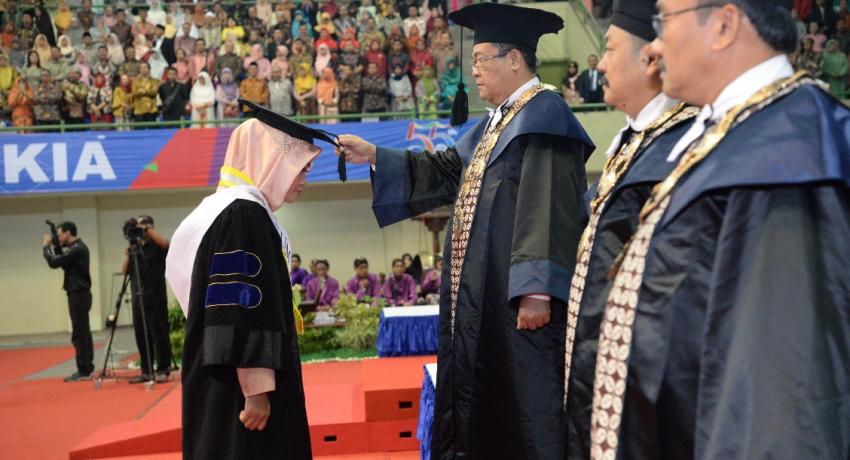 WISUDAWAN UNY HARUS KUASAI TEKNOLOGI DAN BAHASA ASING