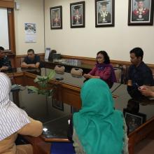 JURUSAN ILMU KOMUNIKASI SELENGGARAKAN KEGIATAN VISITING PROFESOR Jurusan Ilmu Komunikasi (Ilkom) Fakultas Ilmu Sosial Universitas Negeri Yogyakarta (FIS UNY) selenggarakan kegiatan visiting professor dengan menghadirkan dosen Fakulti Sains Sosial dan Kemanusiaan (FSSK) Universiti Kebangsaan Malaysia (UKM), Dr. Mohd. Noor Shahizan Ali. Mengawali kegiatan visiting professor, Jurusan Ilmu Komunikasi menggelar diskusi pada hari Selasa (2/4/2019) di Ruang Sidang Dekan FIS UNY. Diskusi dihadiri oleh Dekan, Ketua 