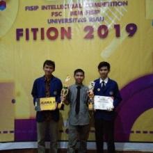 MAHASISWA FIS UNY JUARA 2 LOMBA DEBAT POLITIK DAN HUKUM TINGKAT NASIONAL