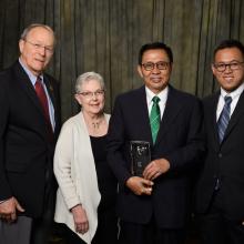 MENGANUGRAHKAN DISTINGUISHED INTERNATIONAL ALUMNI AWARD UNTUK PROF. SUYANTO